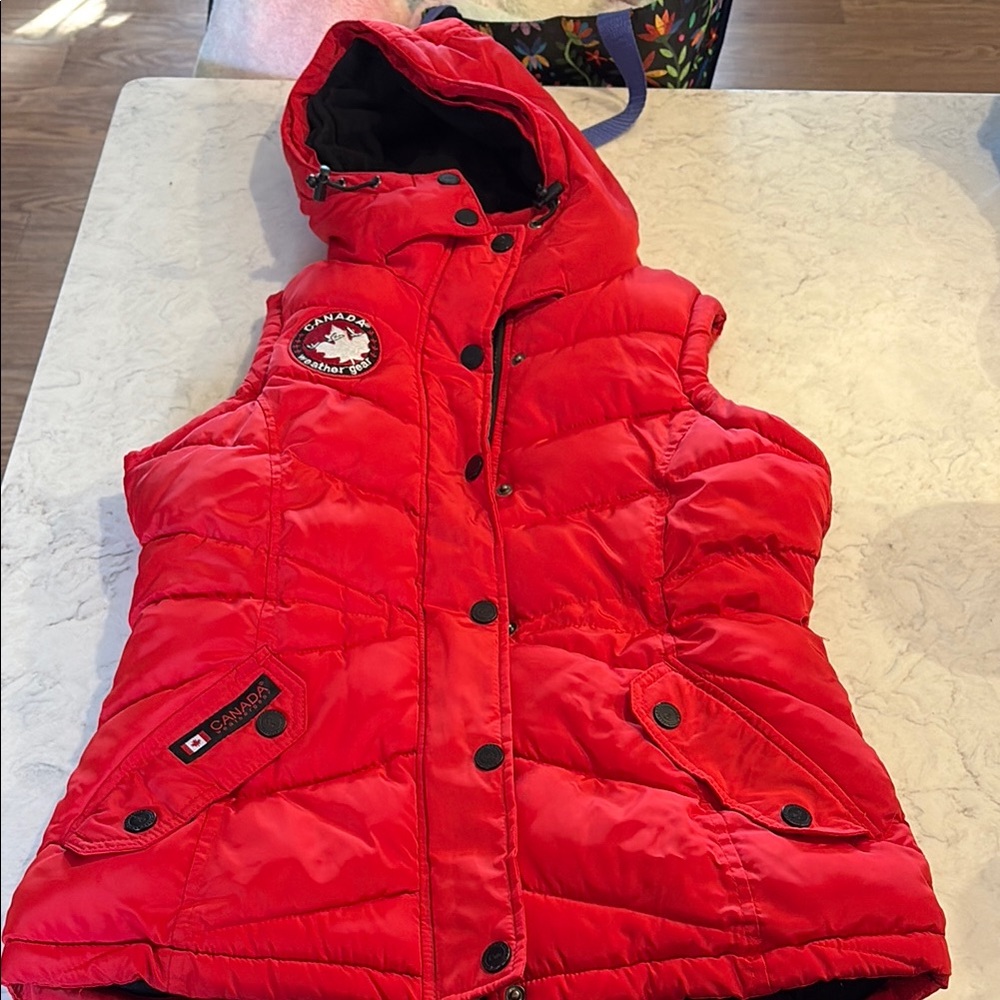Women’s Canada Weathergear Red Puffer vest - M